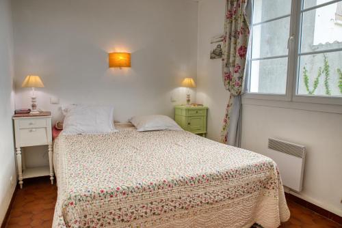 a small bedroom with a bed and a window at Jolie villa avec jardin à proximité de la plage in La Brée-les-Bains