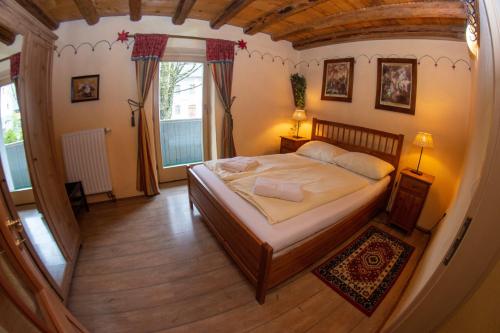 1 dormitorio con 1 cama grande en una habitación en Apartments Belopeški Dvori, en Kranjska Gora