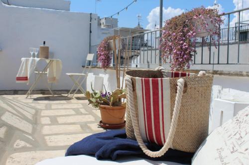 - un balcon avec des oreillers et des plantes dans un bâtiment dans l'établissement L'Angolo di Ostuni - Home&Terracex4, à Ostuni