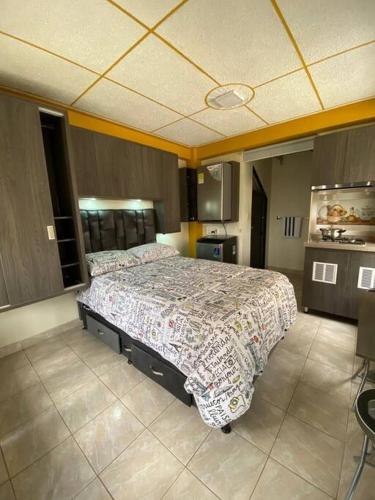 1 dormitorio con 1 cama grande en una habitación en Apartaestudio Santa Rosa de Cabal Calle 16B # 7-30 ALTOS DE LOS LAURELES - ESQUINA en Santa Rosa de Cabal