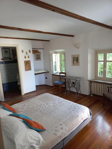 um quarto com uma cama grande e uma mesa em Il giardino di Olivia em Guarene
