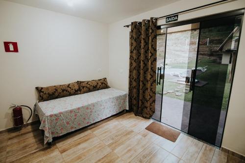 Postel nebo postele na pokoji v ubytování Recanto da Serra Chalé 01