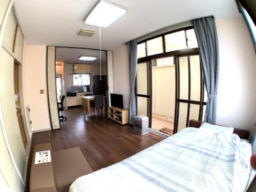 1 dormitorio con 1 cama y sala de estar en Big stone tsukuda - Vacation STAY 14554 en Aomori