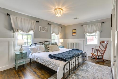 ein Schlafzimmer mit einem Bett und zwei Stühlen in der Unterkunft Bright Cornwall-On-Hudson Vacation Rental! in Cornwall-on-Hudson