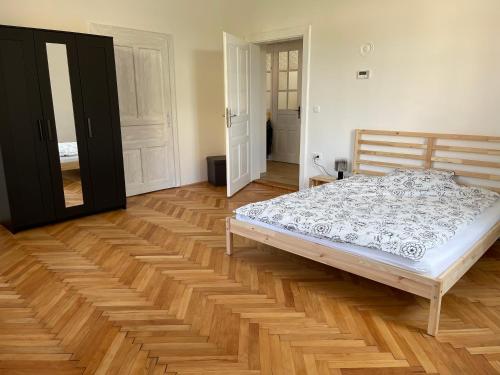 Postel nebo postele na pokoji v ubytování Pirc apartment on Dunajska street