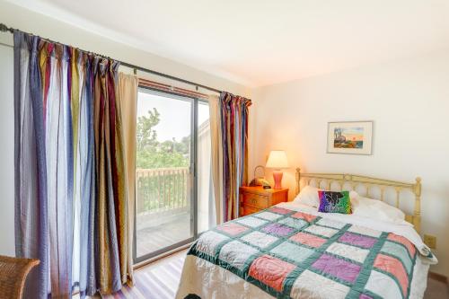 - une chambre avec un lit et une grande fenêtre dans l'établissement Port Clinton Condo with Community Pool and Hot Tub!, à Port Clinton