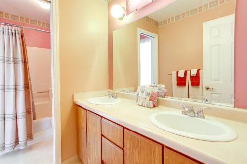 La salle de bains est pourvue de 2 lavabos et d'un miroir. dans l'établissement Port Clinton Condo with Community Pool and Hot Tub!, à Port Clinton