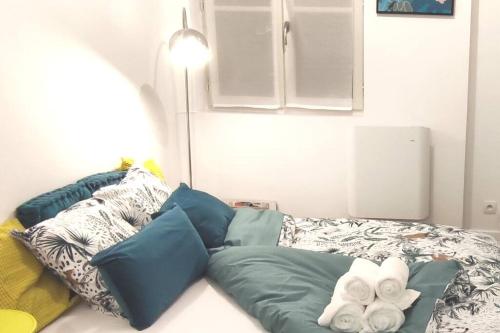 uma cama com almofadas num quarto em L'Envol em Orléans