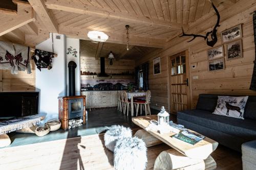 ein Wohnzimmer mit einem Sofa und einem Tisch in der Unterkunft Obrochtowa Chata in Kościelisko