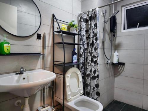 ein Badezimmer mit einem Waschbecken, einem WC und einem Spiegel in der Unterkunft 1 Dream Home @ Canopy Hills 2房1厕完美与齐全设备10分钟到达 UKM in Kajang