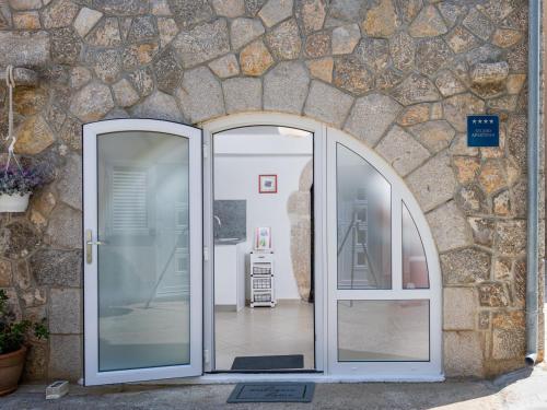 einen Eingang zu einem Gebäude mit zwei Glastüren in der Unterkunft Apartman Otto in Punat