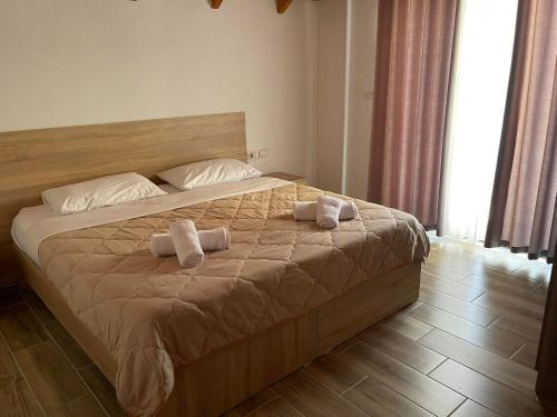 ein Schlafzimmer mit einem Bett mit zwei Kissen darauf in der Unterkunft P&K apartment Pogradec in Pogradec