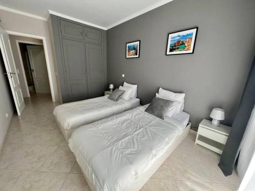 1 Schlafzimmer mit 2 Betten in einem Zimmer in der Unterkunft Luxury Modern Beach Apartment in Quarteira
