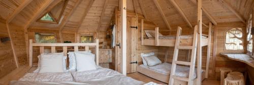a bedroom of a log cabin with bunk beds at Treehouse U rybníka in Osečná