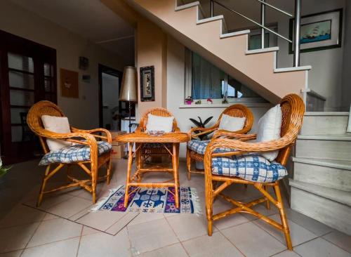 地拉那的住宿－Vila Kodra，一组柳条椅和一张桌子