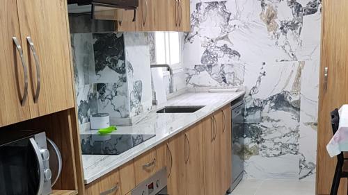 a kitchen with a counter top with a marble wall at Habitación Privada Cerca de Valencia En Vivienda Compartida in Paterna