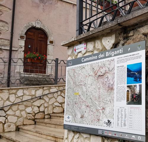 a sign on the side of a building with a map at Il Rifugio del Brigante in Sante Marie