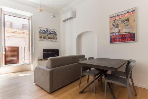 a living room with a dining room table and a couch at Boutique Apartment 29 in Rome