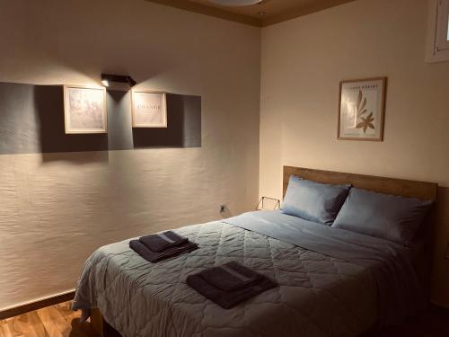 um quarto com uma cama com duas toalhas em Minimal & cozy ΔΙΑΜΕΡΙΣΜΑ ΜΕ ΔΩΡΕΑΝ ΧΩΡΟ ΣΤΑΘΜΕΥΣΗΣ em Kavala