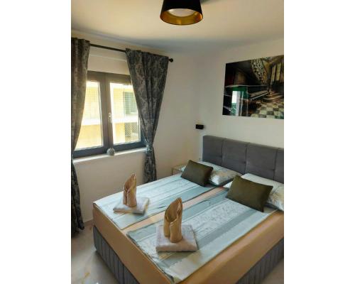 ein Schlafzimmer mit einem Bett mit Schuhen drauf in der Unterkunft Sun Side - Čiovo in Trogir