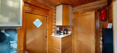 una habitación con puerta y una cocina en una cabaña en Reykjavik 116 Jörfagrund 19 Cozy Mini Studio 14m2, en Kjalarnes