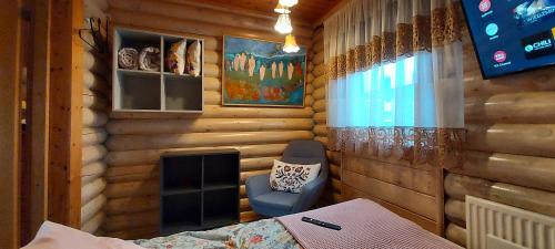 sypialnia z łóżkiem, krzesłem i telewizorem w obiekcie Reykjavik 116 Jörfagrund 19 Cozy Mini Studio 14m2 w mieście Kjalarnes