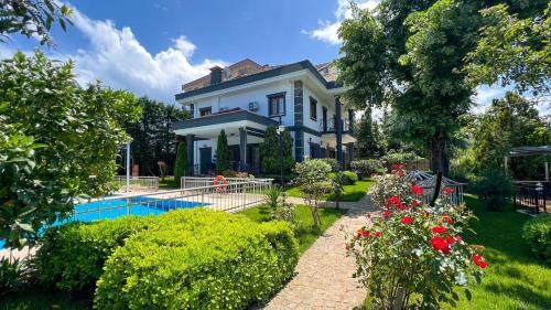 a house with a swimming pool in a yard at Heaven White Palace in Bostancı