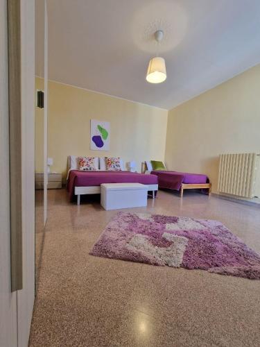 uma sala de estar com um sofá roxo e um tapete roxo em CIVICO 26 em Bisceglie