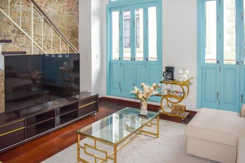 sala de estar con puertas azules y mesa de cristal en Best location - Luxury and charming loft, en Panamá