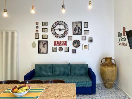 a living room with a green couch and a table at Don Ciccio Capashome in Ceglie Messapica