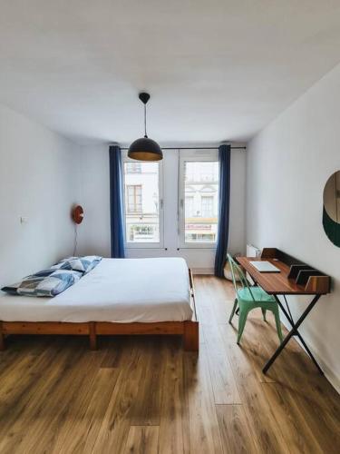 une chambre avec un lit, un bureau et une table dans l'établissement Troyes City center rue zola : Space and Comfort, à Troyes