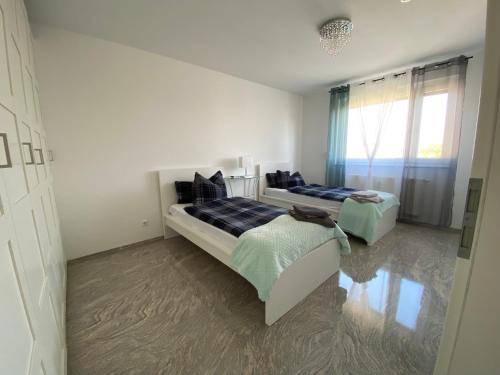 um quarto com 2 camas e uma janela em Luxus Wohnung & Apartment nähe Hannover & Messe em Hanôver