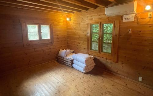 una habitación vacía con un sofá en una cabaña de madera en village yumigahama - Vacation STAY 49352v en Minato