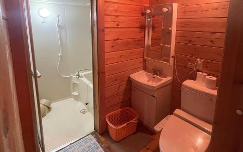 y baño con aseo, ducha y lavamanos. en village yumigahama - Vacation STAY 49352v en Minato
