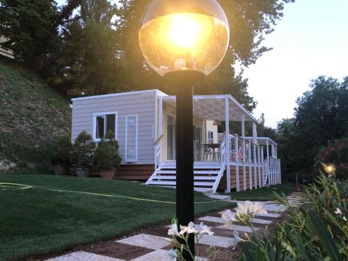 a street light in front of a tiny house at Corte Attilea in Valeggio sul Mincio