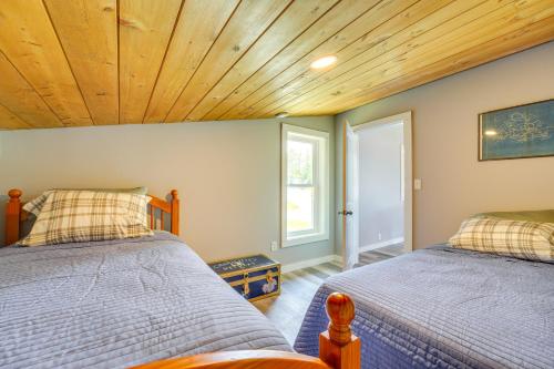 1 Schlafzimmer mit 2 Betten und Holzdecke in der Unterkunft Pennsylvania Home - Porch, Grill and Foosball Table! in Ulysses
