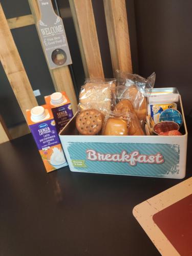 eine Schachtel Frühstücksprodukte auf einem Tisch in der Unterkunft B&B Terrace09 in Castellana Grotte