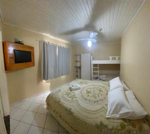 1 dormitorio con 1 cama grande en una habitación en Pousada Arcanjo Rafael, en Urubici