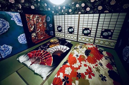 a room with two beds with umbrellas on it at Kominka Dining Bar Yumeyashiki- Vacation STAY 50909v in Karatsu