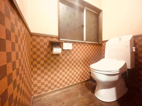 a bathroom with a toilet and a cupboard at Kominka Dining Bar Yumeyashiki- Vacation STAY 50909v in Karatsu