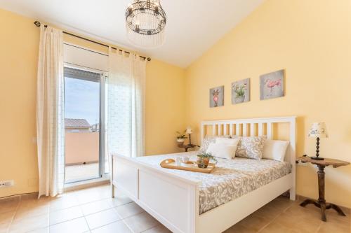 a bedroom with a bed and a balcony at Miami Platja Casa LOGA in Miami Platja