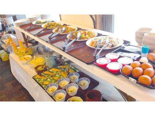 Un buffet con platos de comida en una mesa. en Tennen Onsen Kakenagashi no Yado Hotel Pony Onsen - Vacation STAY 50916v, en Towada