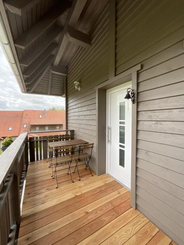 Un patio con una mesa y sillas en una terraza. en Ferienwohnung Hajü, en Herrischried