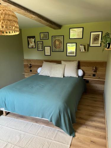 Una cama o camas en una habitación de Gîte le Terrier