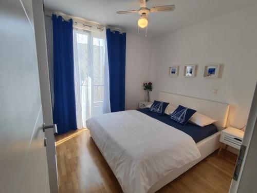 Een bed of bedden in een kamer bij Beach Pearl Apartment