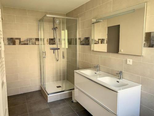 La salle de bains est pourvue de 2 lavabos et d'une douche. dans l'établissement Le Jeanne, à Compiègne