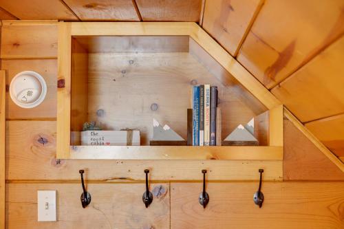 eine Holzwand mit einem Regal mit Büchern in der Unterkunft Cozy Cabin about 3 Mi to Big Trees State Park! in Arnold