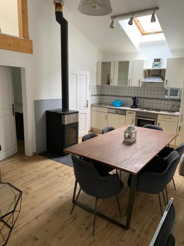 uma cozinha com uma mesa de madeira e um fogão em Winnys House em Dirbach