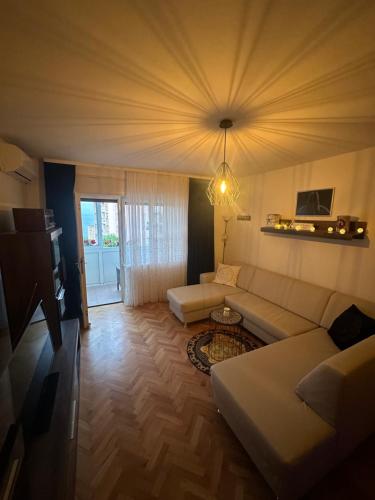 sala de estar con sofá y mesa en Apartment Tony 55m2, en Opatija