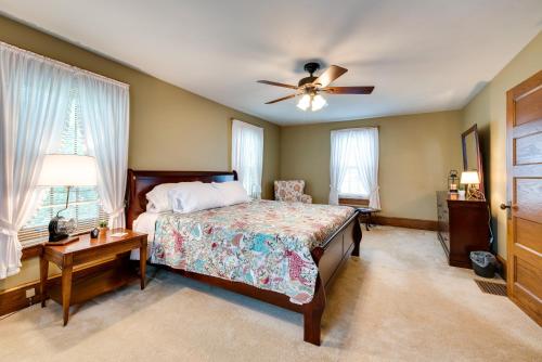 Un dormitorio con una cama y un ventilador de techo. en Pennsylvania Abode Near Little League World Series, en Williamsport